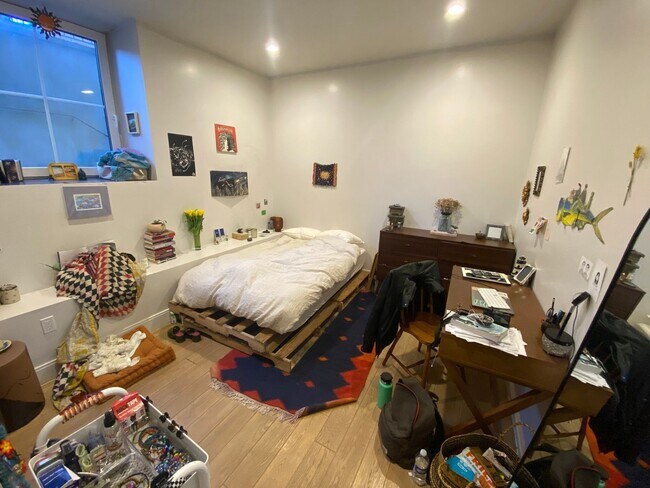 Building Photo - Spacious 3 Bed / 2 Bath | In-Unit Laundry | Fort Hill | 9/1