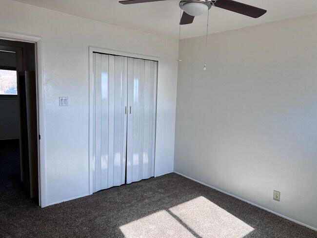 Building Photo - Nice Nob Hill Location with 3 Bedrooms