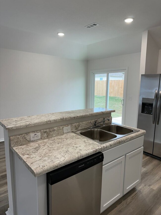 Building Photo - *Pre-leasing* NEW Three Bedroom | Two Bath...