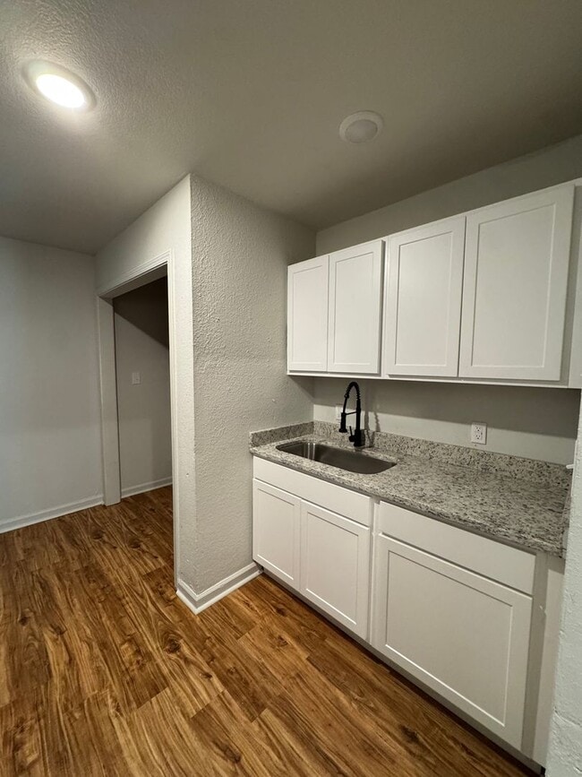 Building Photo - REMODELED 2 BED / 1 Bath Apartment in Trum...