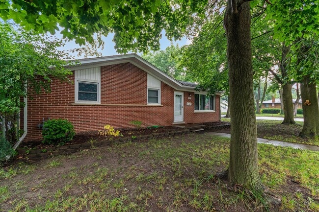 Building Photo - 1015 N Maple Rd