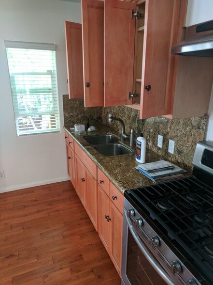 Building Photo - 1053 6th Ave