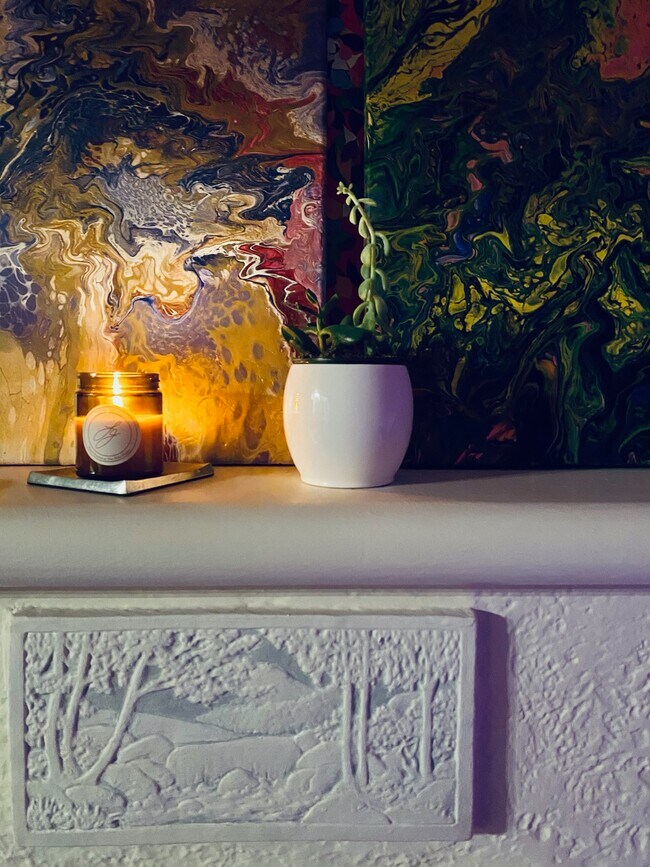 mantel - 618 N La Jolla Ave