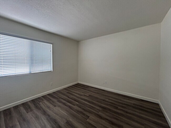 Building Photo - 1606 Maple Ave