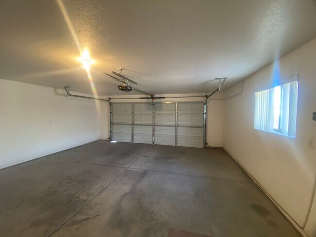 Building Photo - Charming 3 Bedroom 2 Bath Home