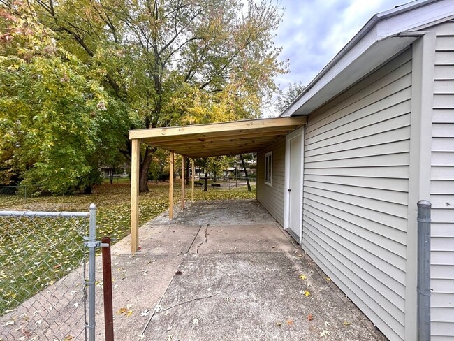 Building Photo - 4311-4313 Dawes Court SE