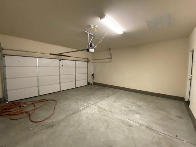 Building Photo - Beautiful Home with Solar