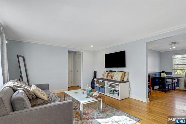 Building Photo - 190 Knickerbocker Rd