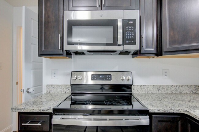 Building Photo - Fresh and so Clean Clean Close to Everything!