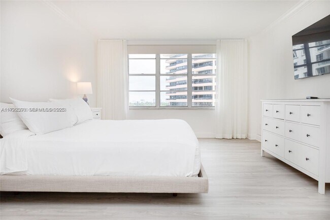 Building Photo - 5161 Collins Ave