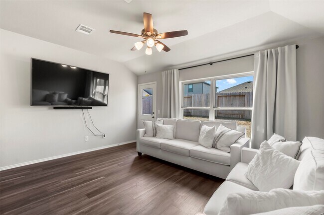 Building Photo - 25483 Carnation Ct