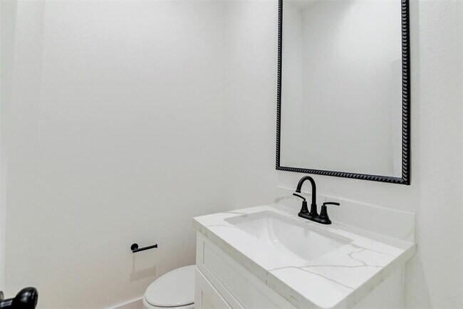 Building Photo - "Charming 3-Bed Oasis with 2.5 Baths & 1,707 Sq Ft in Houston's Heart!"
