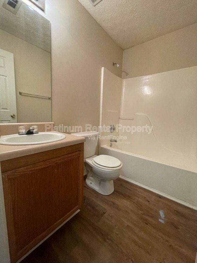 Building Photo - 9260 Golf View Dr