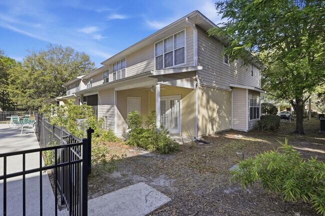 Building Photo - Conveniently located condo in Grantwood