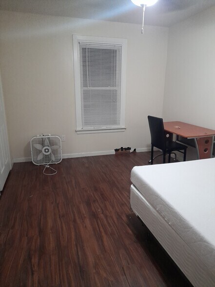 Building Photo - 203 Cherry St