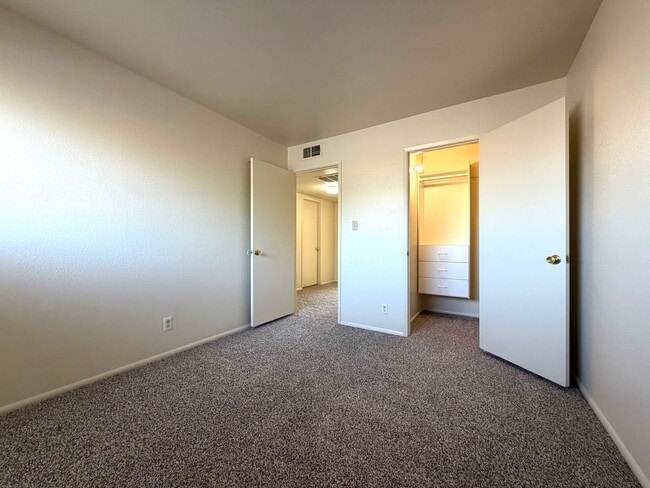 Building Photo - Glendale 3 Bed / 2 Bath Townhome | Two-Story Layout