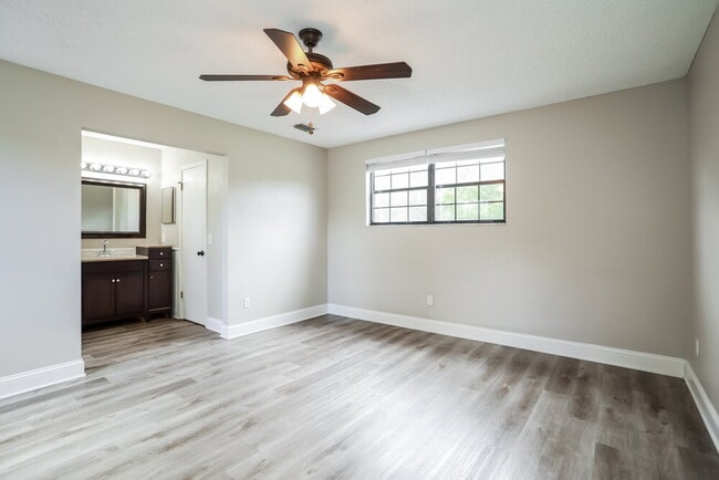 Building Photo - 6145 Island Forest Dr