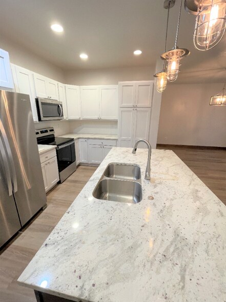 Building Photo - 1403 Westwood Cir