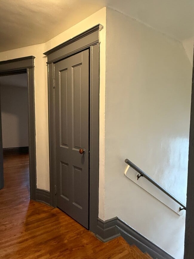 Building Photo - NICE 3 BEDROOMS WITH FULL BATH MOVE-IN READY!