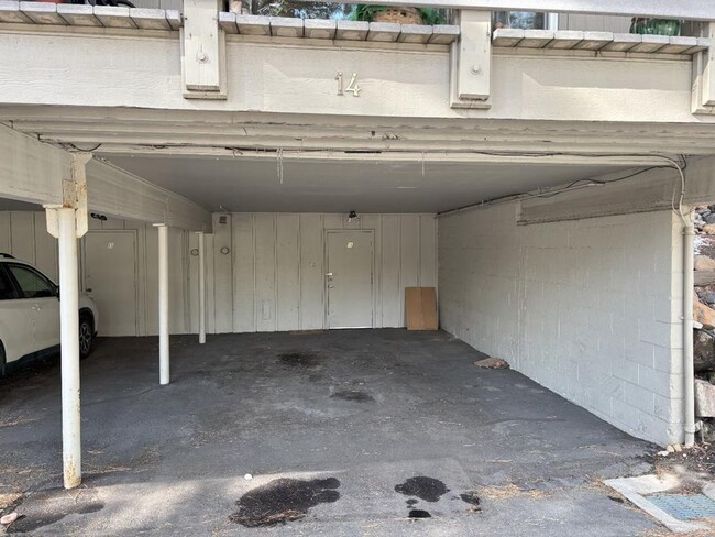 Building Photo - 3bed condo w/ covered parking + storage room