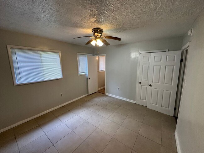 Building Photo - 2748 Woodside Dr