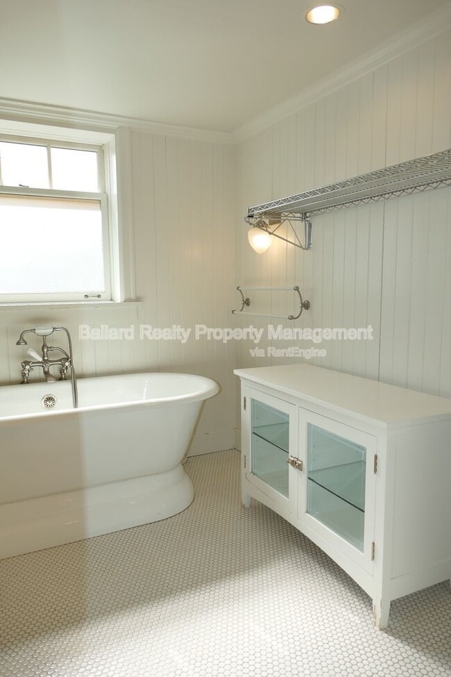 Building Photo - 3246 Conkling Pl W