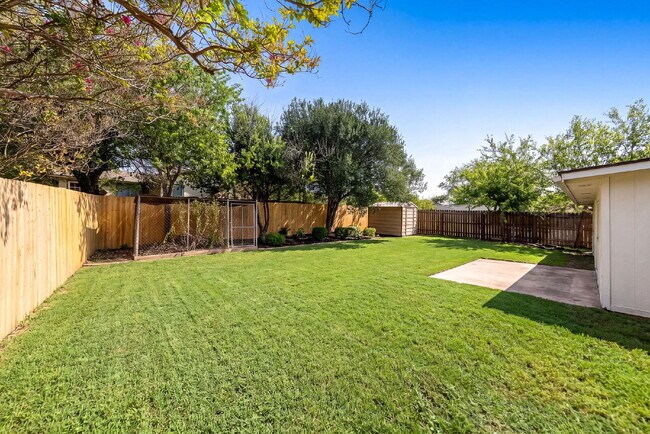 Building Photo - MINUTES FROM LACKLAND, MILES FROM BORING