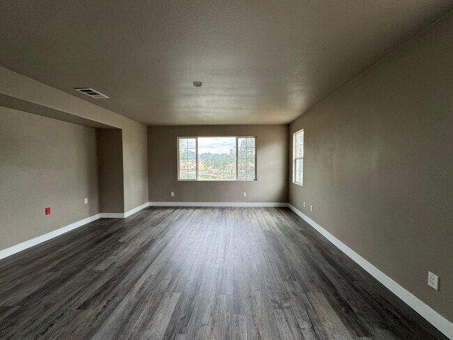 Building Photo - 5 Bedroom 3.5 Bathroom Home in Willowalk Community