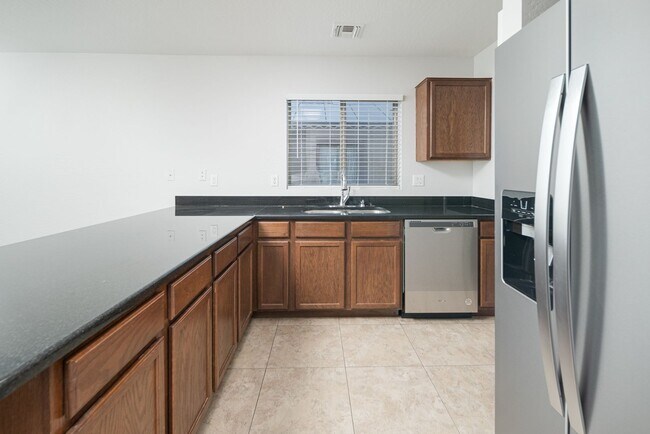 Building Photo - 4 bed, 2.5 bath, 2,251 sqft