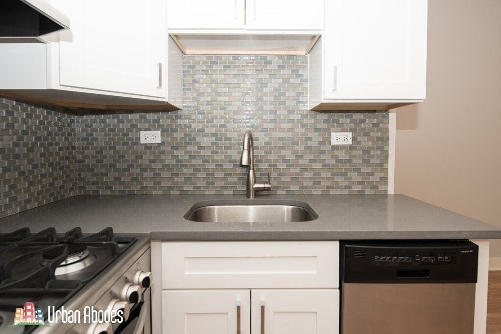 Building Photo - 535 W Belmont Ave