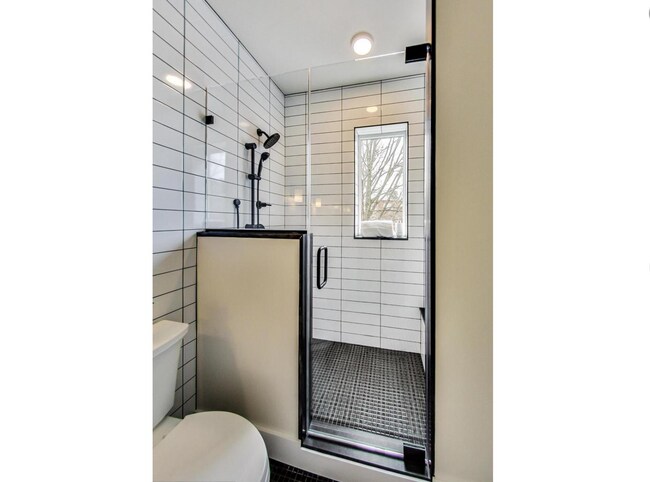 Building Photo - Stunning 2 Bed plus Den/ 2 Bath! New Const...