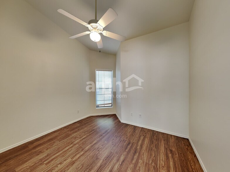 Building Photo - 717 W Beth Dr