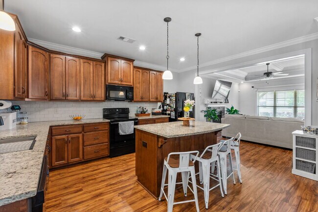 Building Photo - "Charming 3-Bedroom Home with 2 Full Baths...