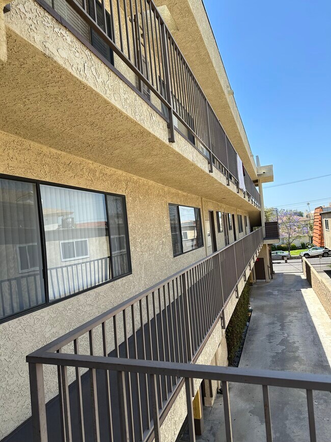 Building Photo - 114 Olive St