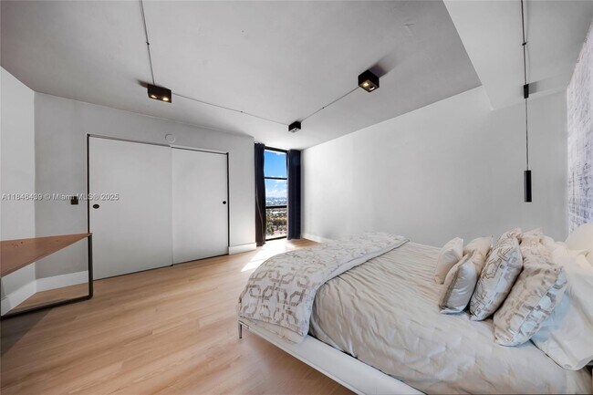 Building Photo - 13499 Biscayne Blvd