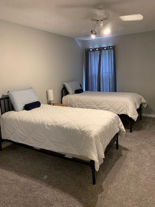 Building Photo - Furnished 4 Bedroom 3 Bath House in Kimberling City, MO with 2 car garage-Seasonal Lake View