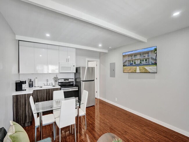 Building Photo - 906 N Riverside Dr