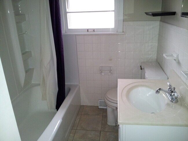 Building Photo - 1016 Christopher St