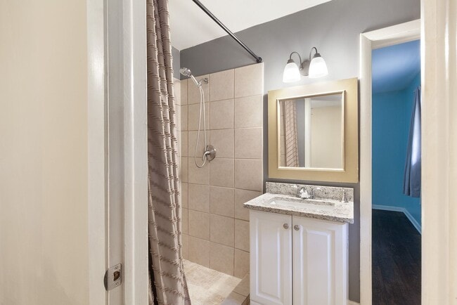 Building Photo - Very Spacious 4/3 w/ Finished Basement in ...