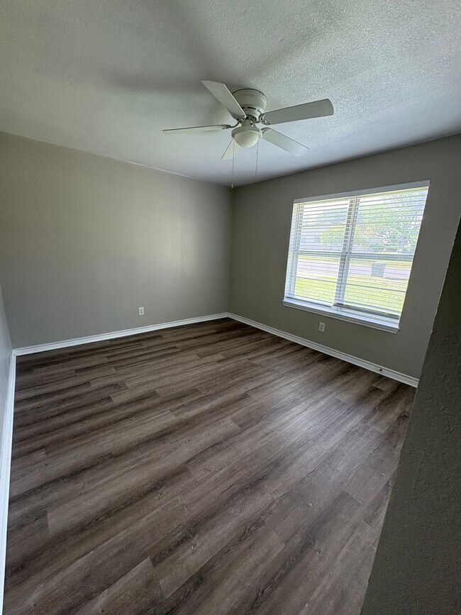 Building Photo - 1310 Goodhue Dr