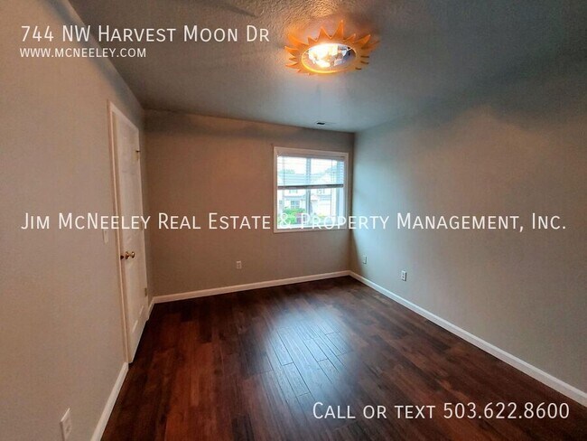 Building Photo - 744 NW Harvest Moon Dr