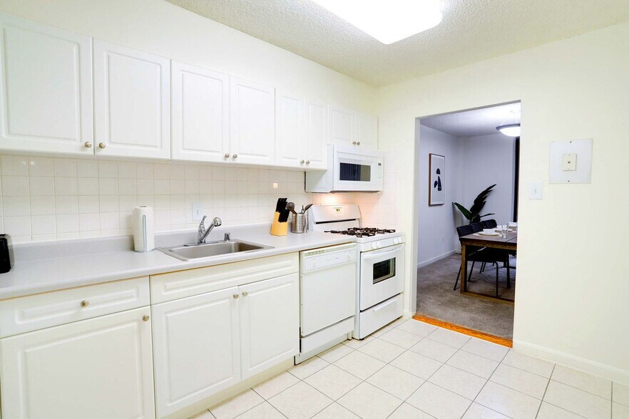 Building Photo - 320 23rd St S