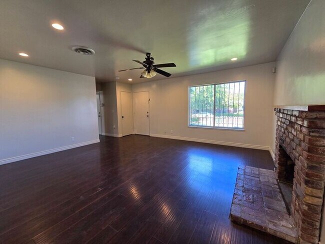 Building Photo - New Listing!