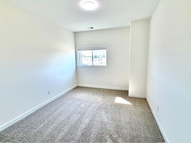 Building Photo - OPEN HOUSE! Now Leasing! 3-Bedroom 2.5 Bath Townhome in Olive Branch- Minutes from Methodist Hosp...