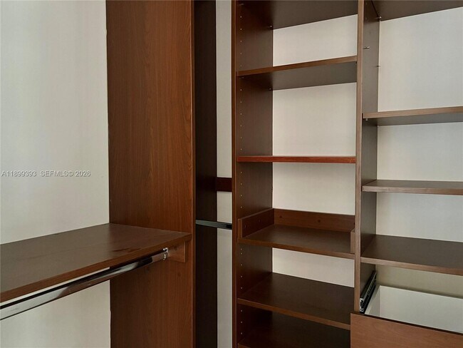 Building Photo - 573 Satinwood Dr