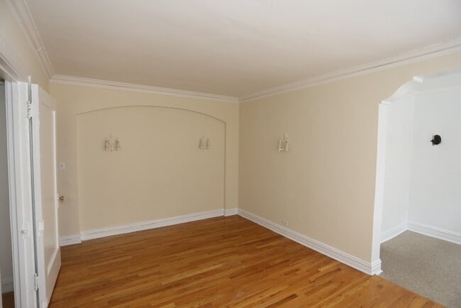 Building Photo - 533 W Roscoe St