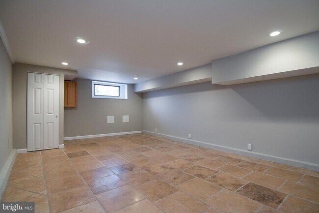 Building Photo - Charming 2 Bedroom/2.5 Bathroom Townhome in Patterson Neighborhood, MD!