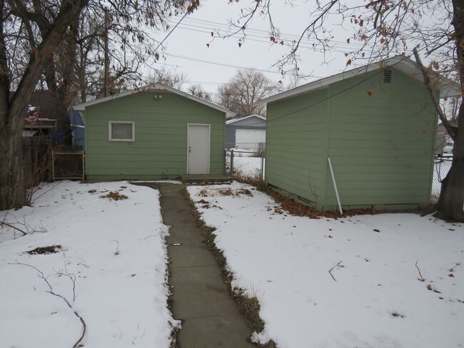 Building Photo - 2 Bed House with Large 1 Car Garage