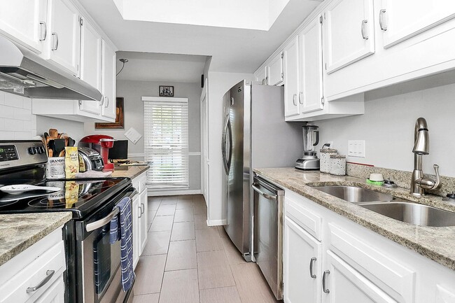 Building Photo - 9252 N Vicksburg Park Ct