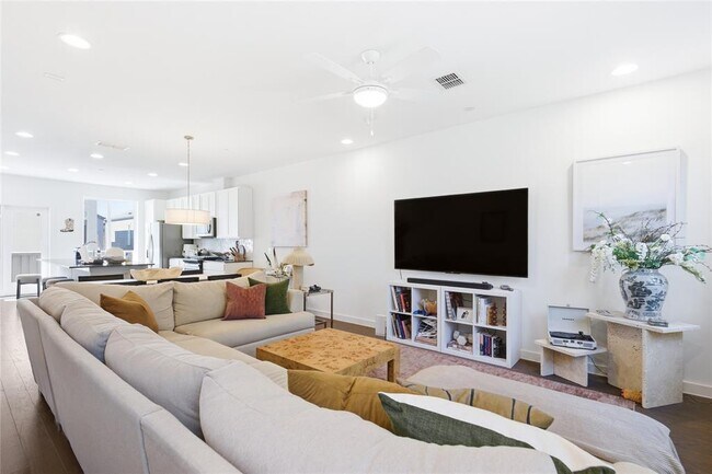 Primary Photo - 814 N Bluff Dr